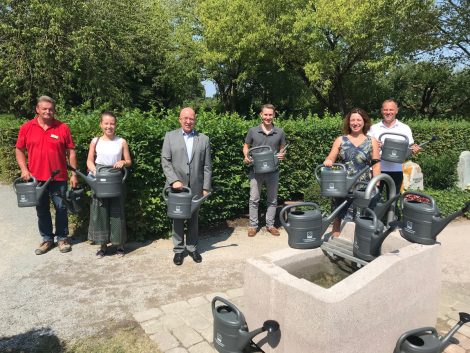 Fünf neue Brunnen und fünfzig gespendete Gießkannen für den Hauptfriedhof