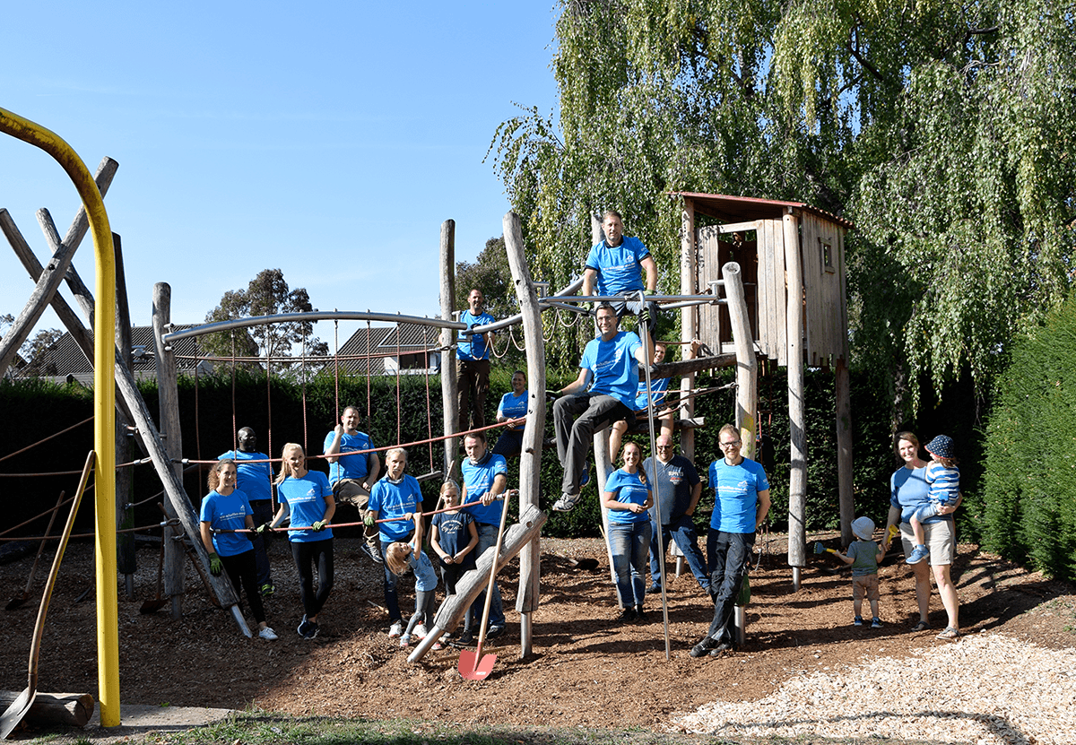 Freiwilligentag 2020: Schweickert erneuert Spielplatzfläche beim Kinderschutzbund in Wiesloch