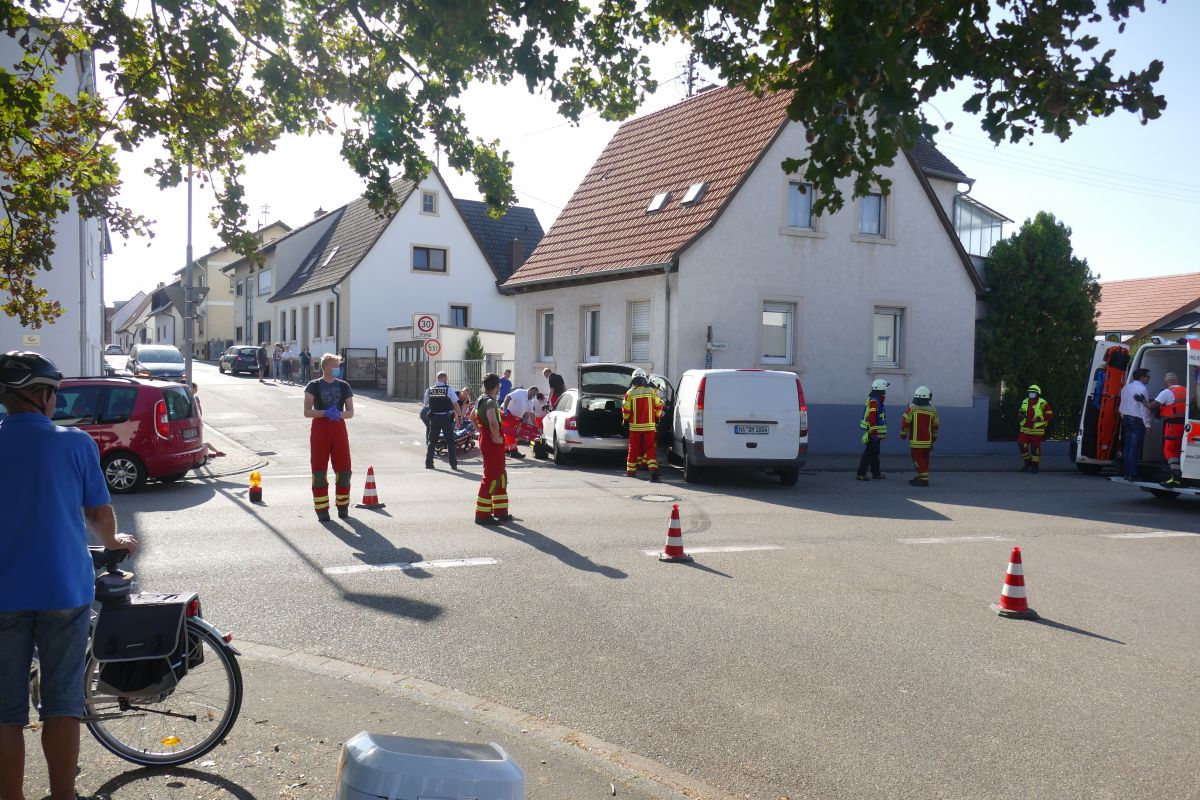 Sandhausen: Zusammenstoß zweier Autos im Ortskern – Hauptstraße gesperrt