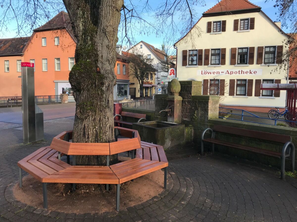 Rundbank unter der Linde am Fontenay-aux-Roses Platz wurde erneuert