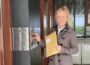 Nicole Marmé reicht ihre Bewerbung für das Amt des Bürgermeisters von Walldorf ein