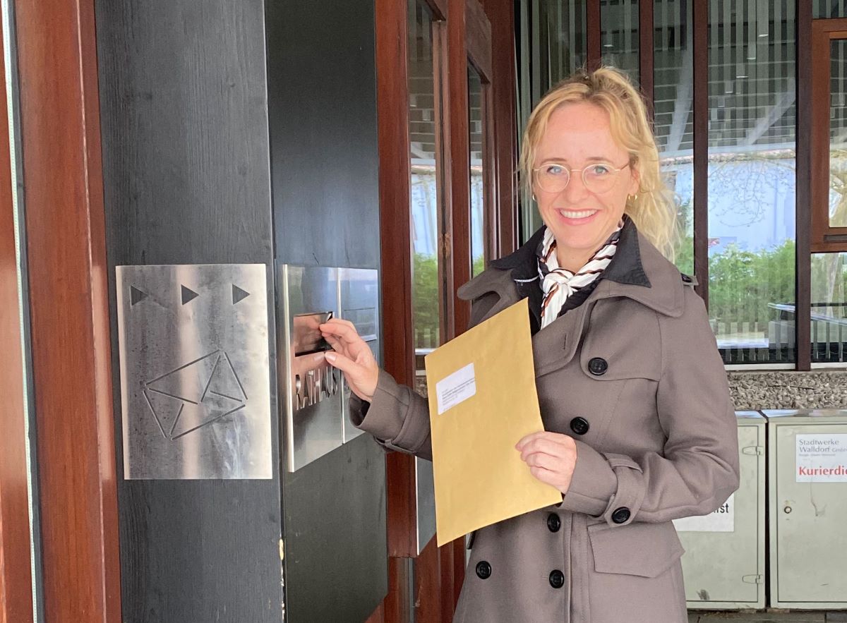Nicole Marmé reicht ihre Bewerbung für das Amt des Bürgermeisters von Walldorf ein