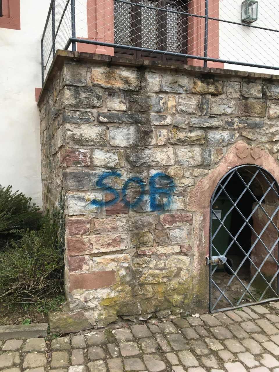 Stadt Wiesloch bittet um Mithilfe: Sachbeschädigung durch Sprayer am Bürgerhaus Altwiesloch