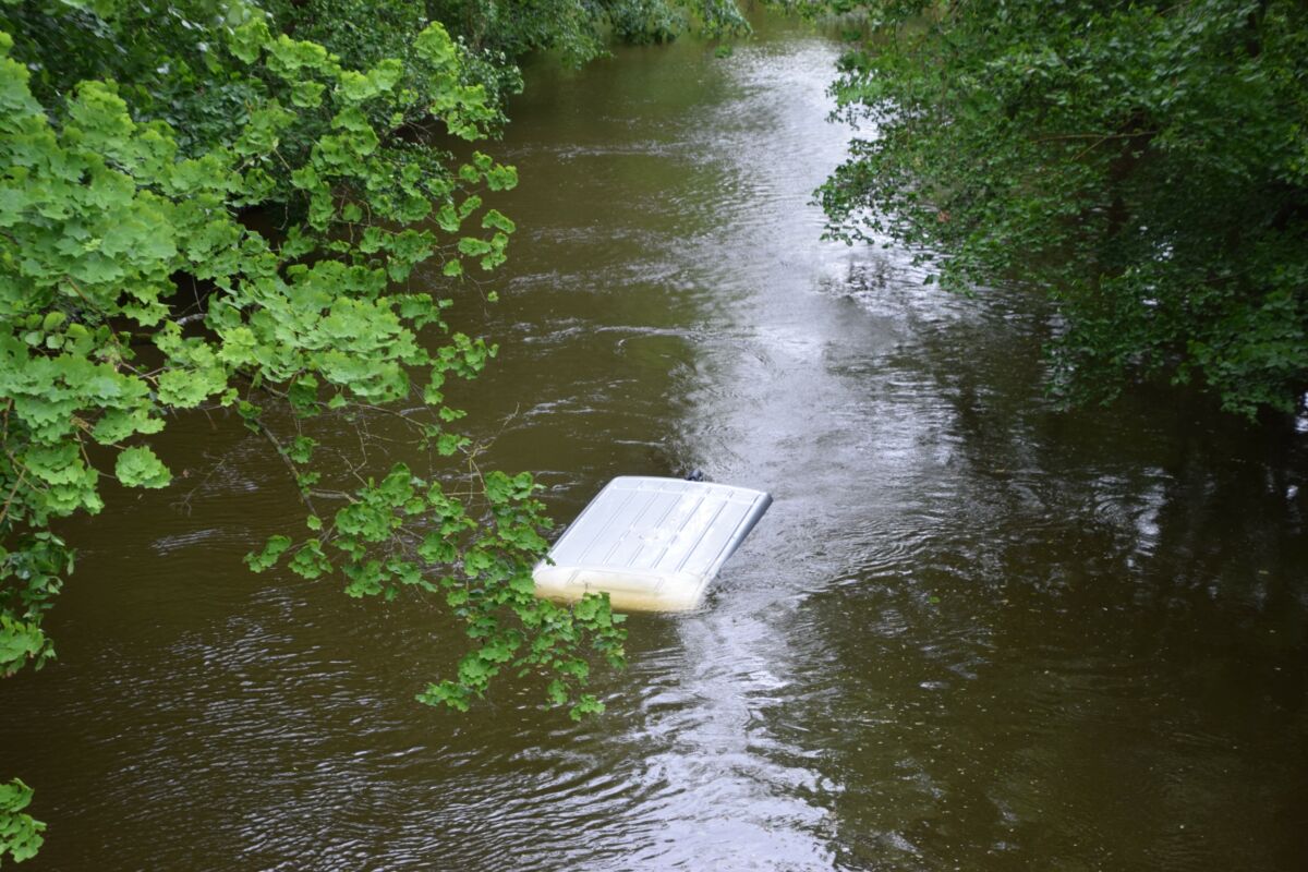 Überregional: Transporter rollt in Fluss während Fahrer einen Arzttermin wahrnahm (Update)