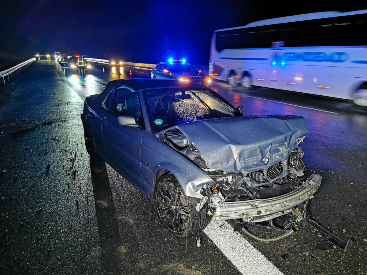 Bei Starkregen auf A6 verunglückt: Junger BWM-Fahrer schleudert auf nasser Fahrbahn gegen Leitplanke