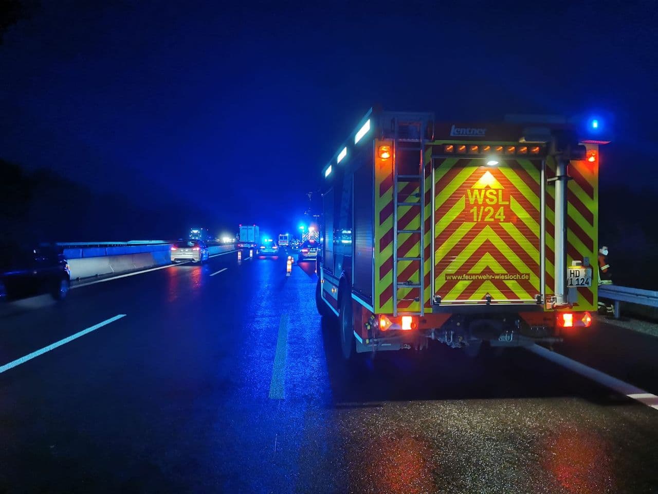 Autobahn 6: PKW kracht in Leitplanke – 3 PKW beteiligt – 4 verletzte Personen