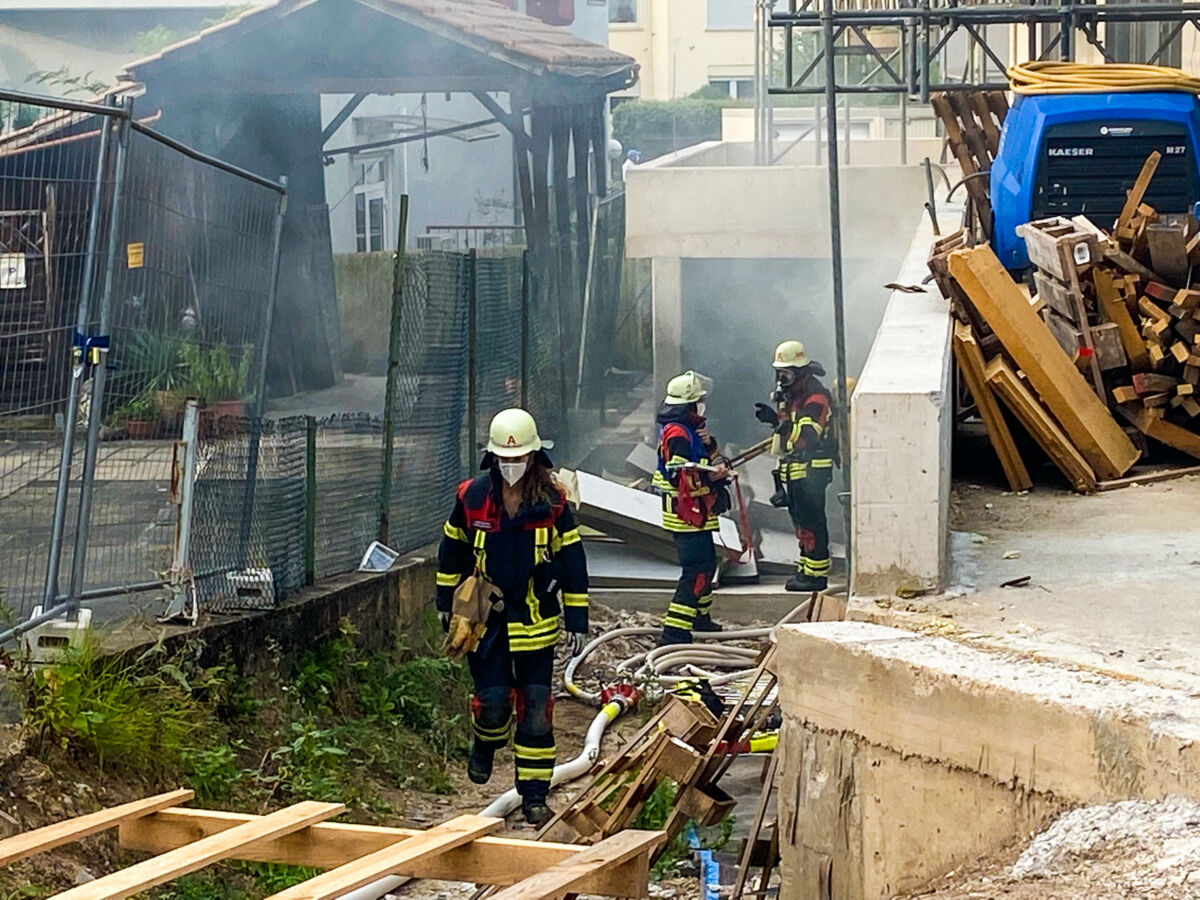 Wiesloch: Aktuell Brand im Rohbau eines Mehrfamilienhauses