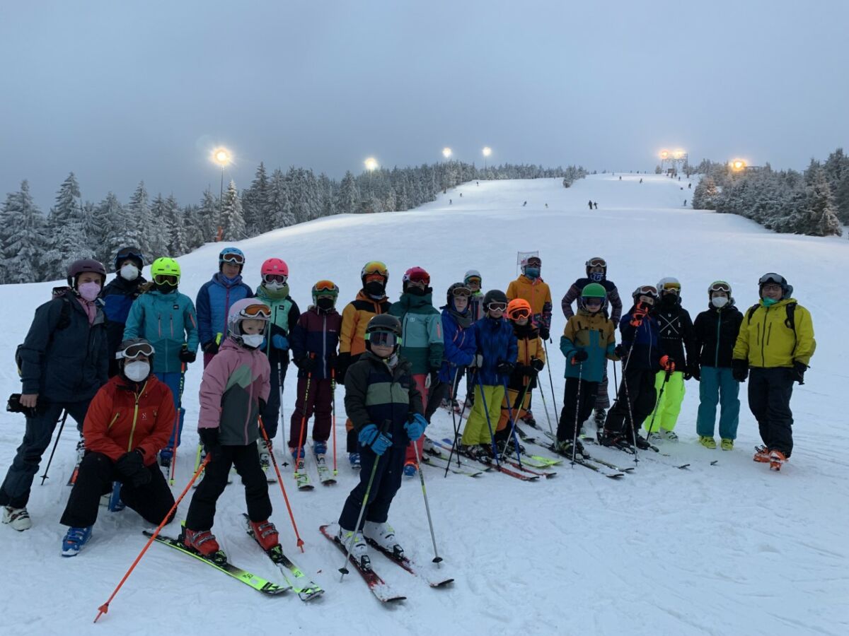 Morgens auf die Schulbank, am Nachmittag auf die Skipiste!