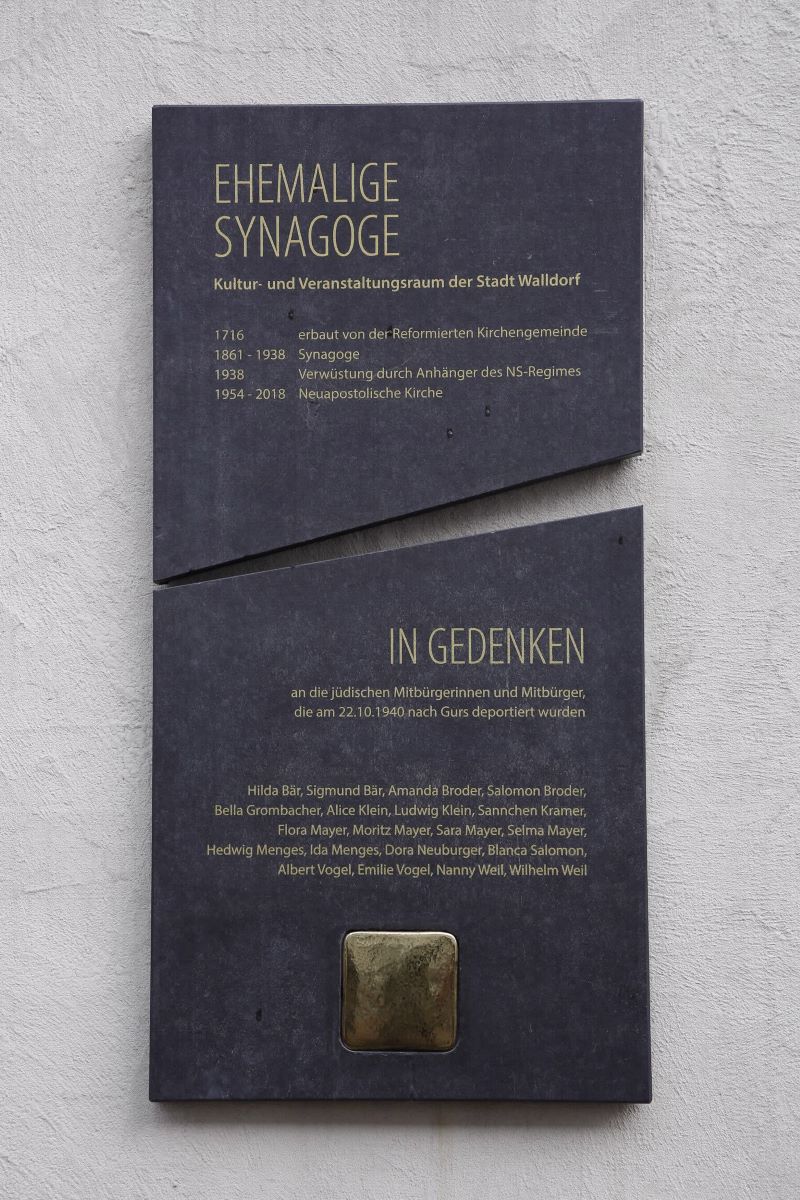 Gedenktafel für die deportierten Walldorfer Juden an der ehemaligen Synagoge angebracht