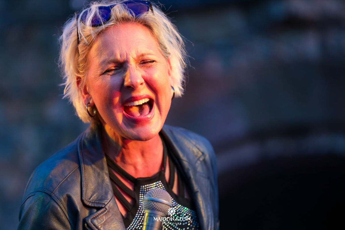 „Cafe Art All Stars“ mit Gastsängerin Susan Horn