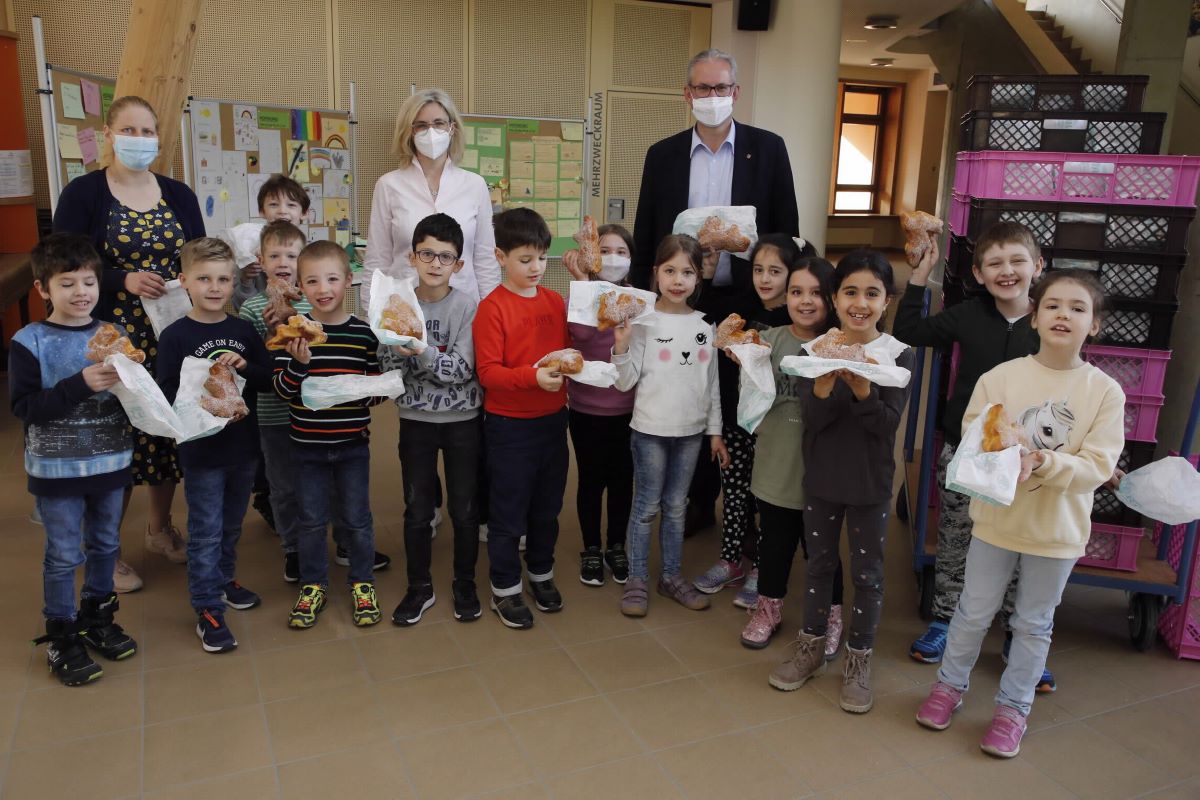 Bürgermeister Matthias Renschler besucht die Walldorfer Grundschulen mit kleiner Überraschung 