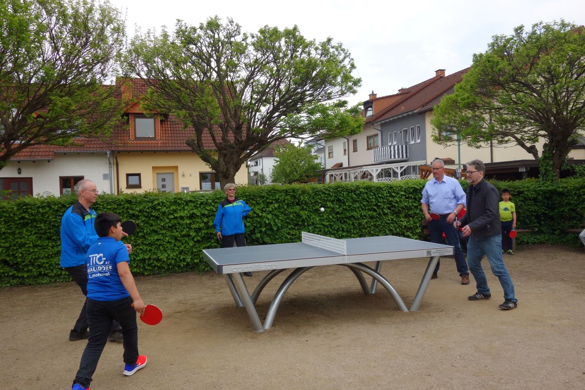 Die TischTennisGemeinschaft 1947 Walldorf (TTG) übergibt eine Outdoor-Tischtennisplatte an die Stadt Walldorf