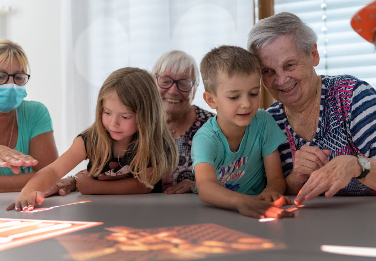 Generationen übergreifender Spaß mit der Tovertafel: Dietmar Hopp Stiftung spendet erneut zehn Tovertafel-Pakete für Menschen mit Demenz