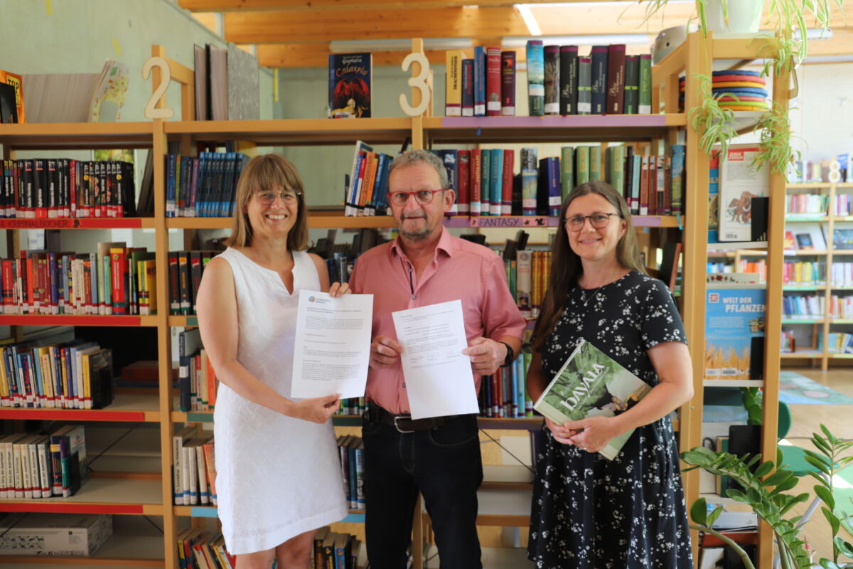 Kooperationsvereinbarung zwischen Stadtbücherei und Waldschule unterzeichnet