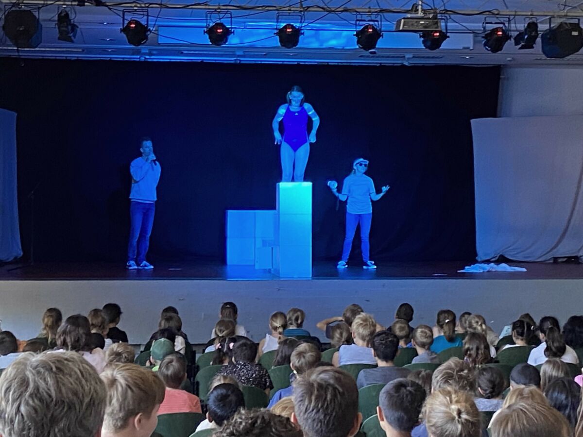 Mutmach-Theaterstück in der Waldschule: „Spring doch!“