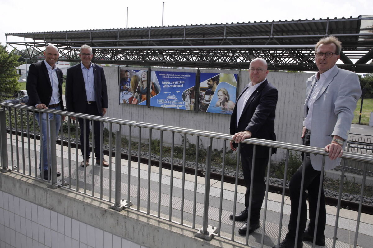 Neue Plakate am Bahnhof werben für den Besuch in Walldorf und Wiesloch