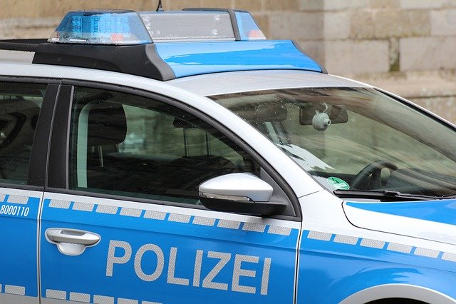 Sandhausen –  Unfallflucht auf Supermarkt-Parkplatz, Polizei sucht Zeugen!