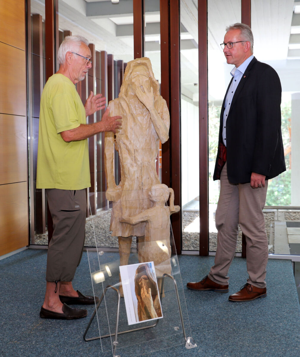 Skulptur „Ein Zeichen der Zeit“ von Dieter Stumpf im Rathaus Walldorf zu sehen