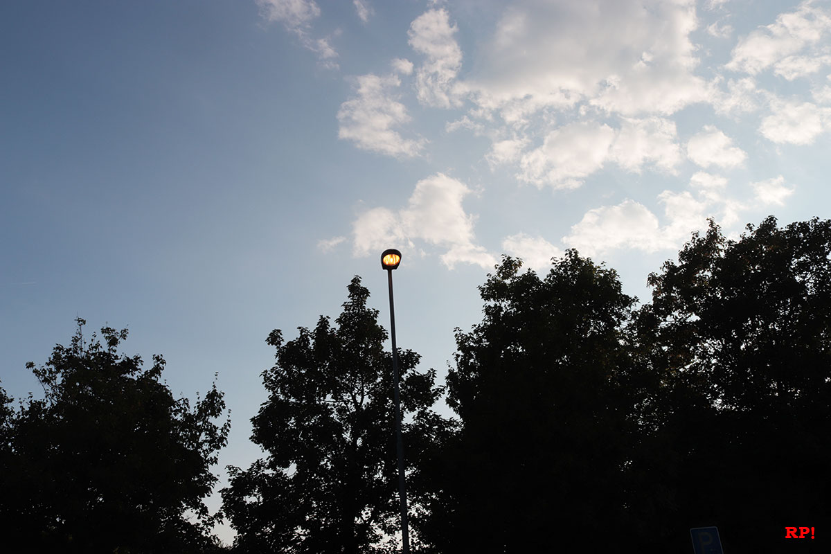 Strom sparen in Wiesloch vs. Straßenlaternen an am helllichten Tage