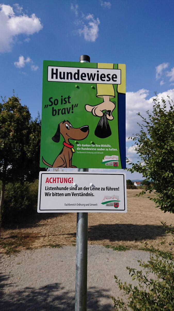 Neues Schild an der Hundewiese