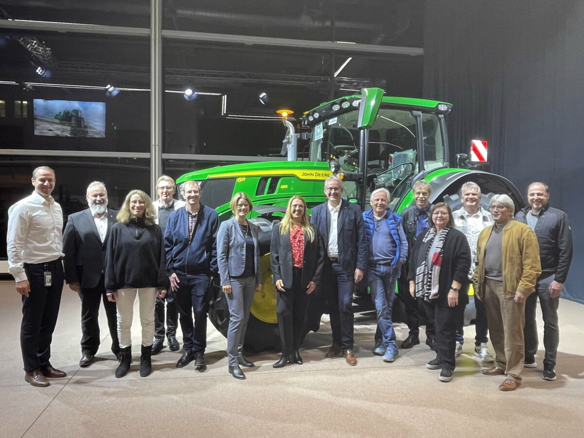 Verwaltung und Gemeinderat besuchten das Mannheimer Traktorenwerk von John Deere