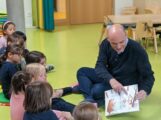 Daniel Born liest Vorschulkindern der evangelischen Fröbel-Kita in Eppelheim vor