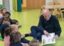 Daniel Born liest Vorschulkindern der evangelischen Fröbel-Kita in Eppelheim vor