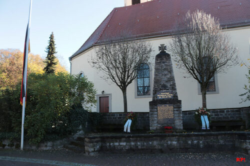 Kriegsmahnmal in Schatthausen, Deutschland-Fahne auf halbmast gesetzt Kriegsmahnmal in Schatthausen, Deutschland-Fahne auf halbmast gesetzt