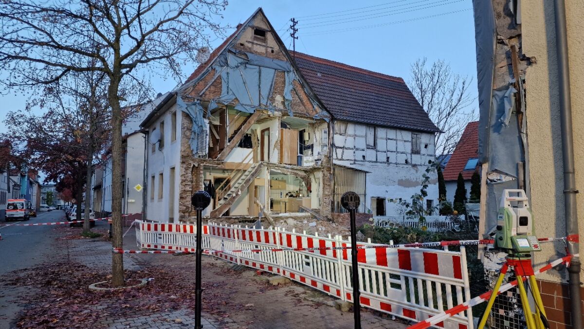 Hauswand in Wiesloch eingestürzt – Polizei ermittelt wegen “Baugefährdung” – Sperrung der Durchfahrt Schwetzinger Straße