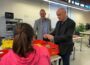 Daniel Born informiert sich über die Arbeit der Heidelberger Werkstätten in Hockenheim