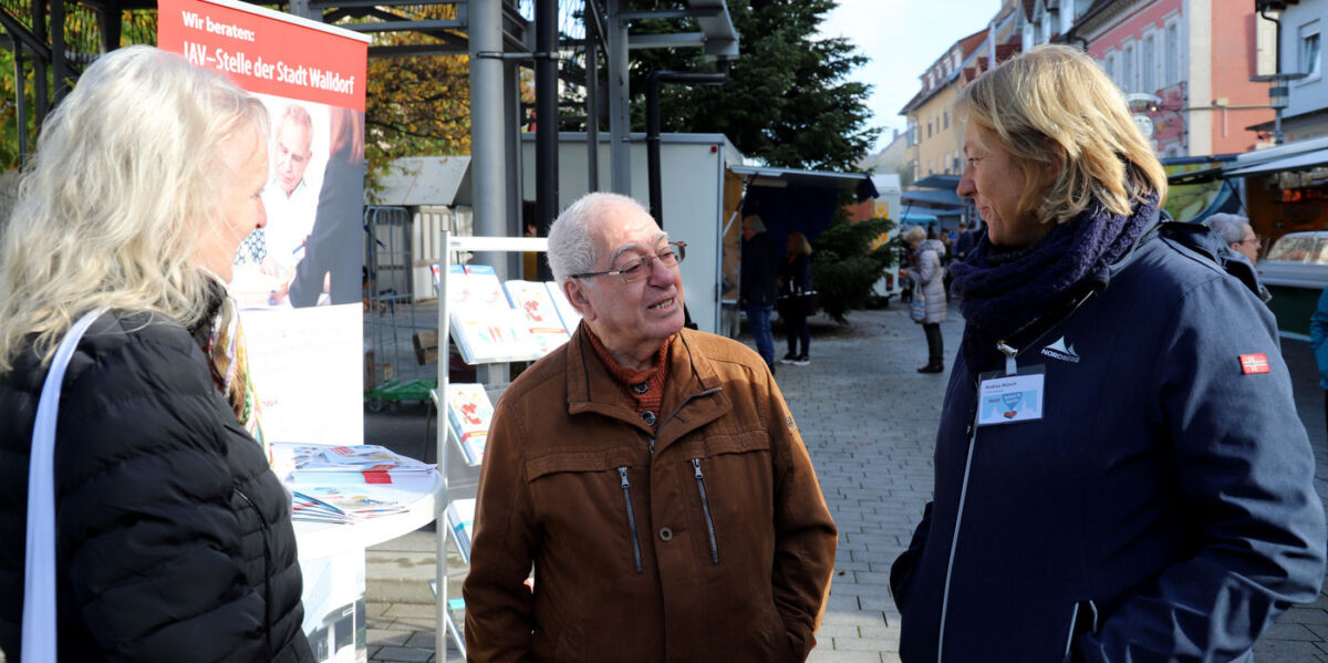 IAV-Stelle informiert mit Stand auf dem Marktplatz