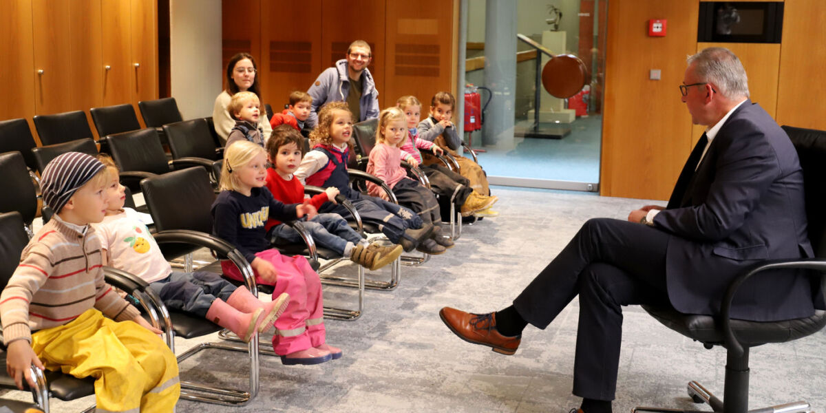 Waldkindergarten besucht Rathaus – Viele Fragen an den Bürgermeister