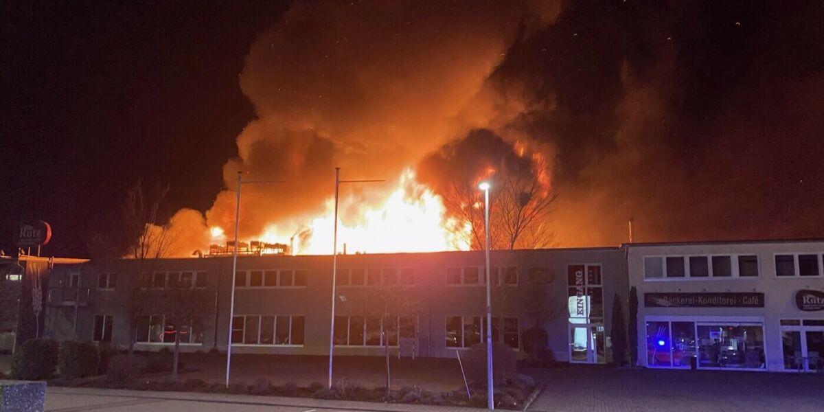 Großbrand im Firmengebäude der Bäckerei Rutz am ersten Weihnachtsfeiertag