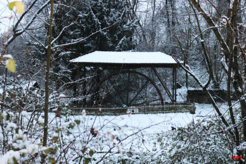 Das alte Mühlrad in Schatthausen im Schnee