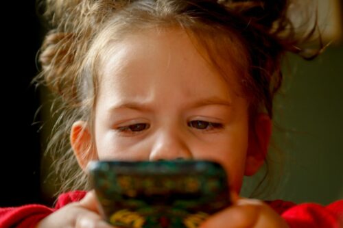 Gefahr für Kinder: Kurzsichtig durch Smartphone