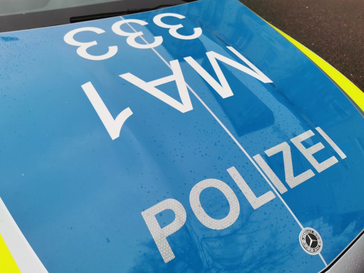 A6/Dielheim – Schwerer Unfall auf der A6, Zeugen retten den Mann aus dem Unfallfahrzeug