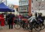 Eine lange Schlange und gute Laune bei Fahrradcodierung