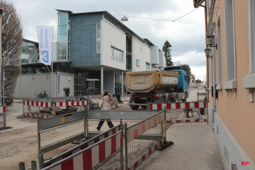 Fußgängerweg endet, Weg führt durch die Baustelle.