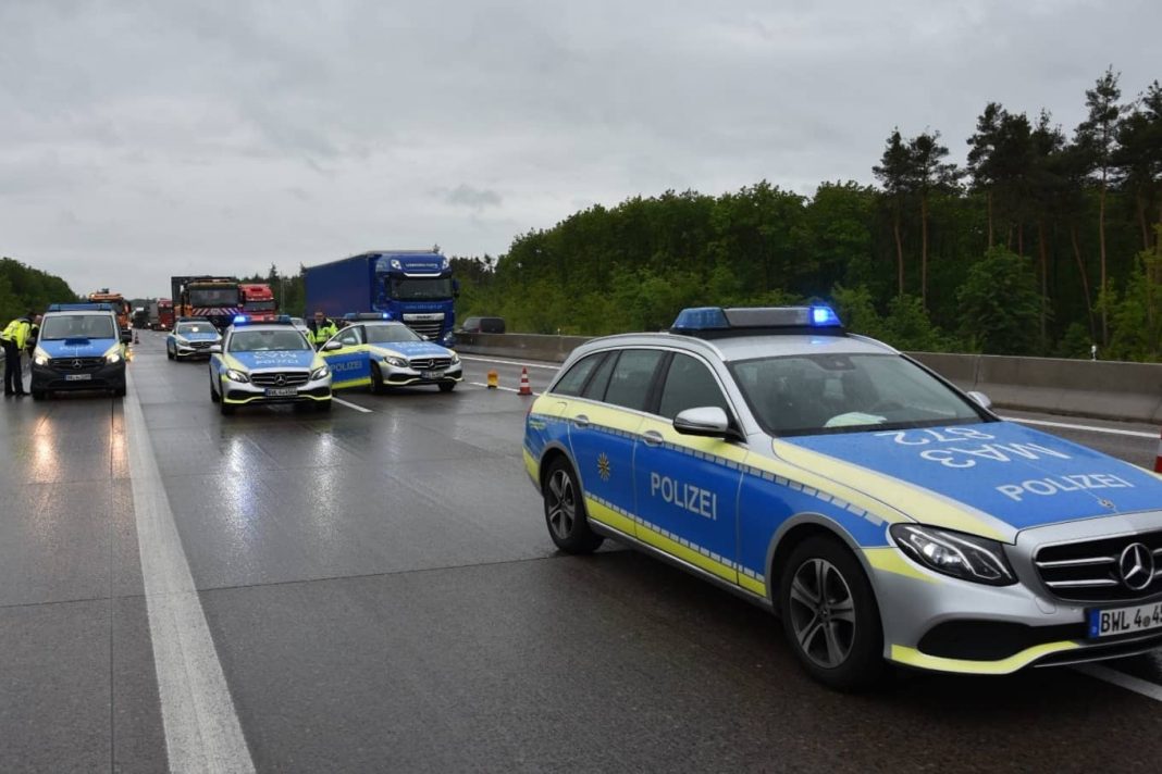 A5/Bruchsal – Beim Reifenwechseln von LKW erfasst und tödlich verletzt worden