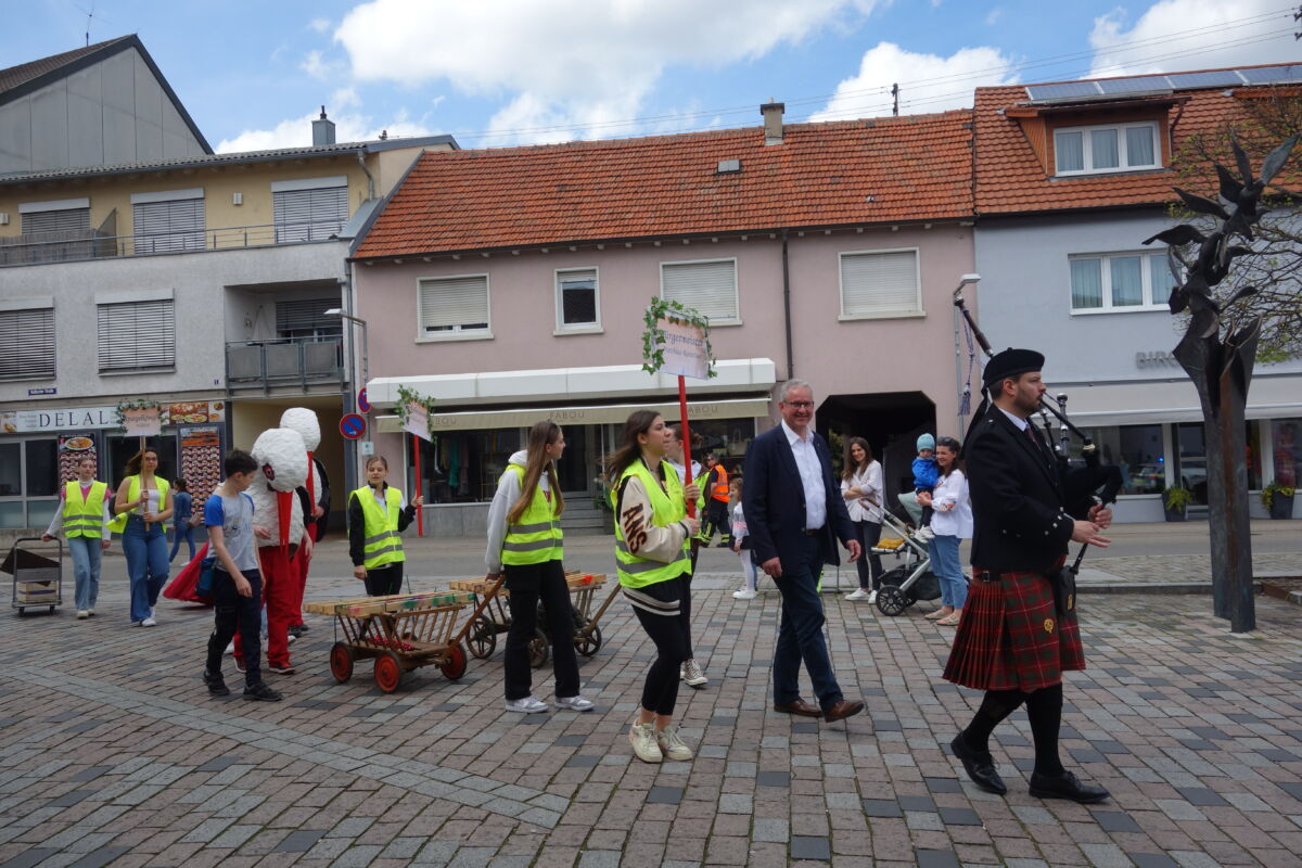 Sommertagszug in Walldorf sagt dem Winter ade