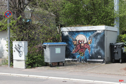 Illegales Graffiti (links) neben legalem Graffiti (rechts)