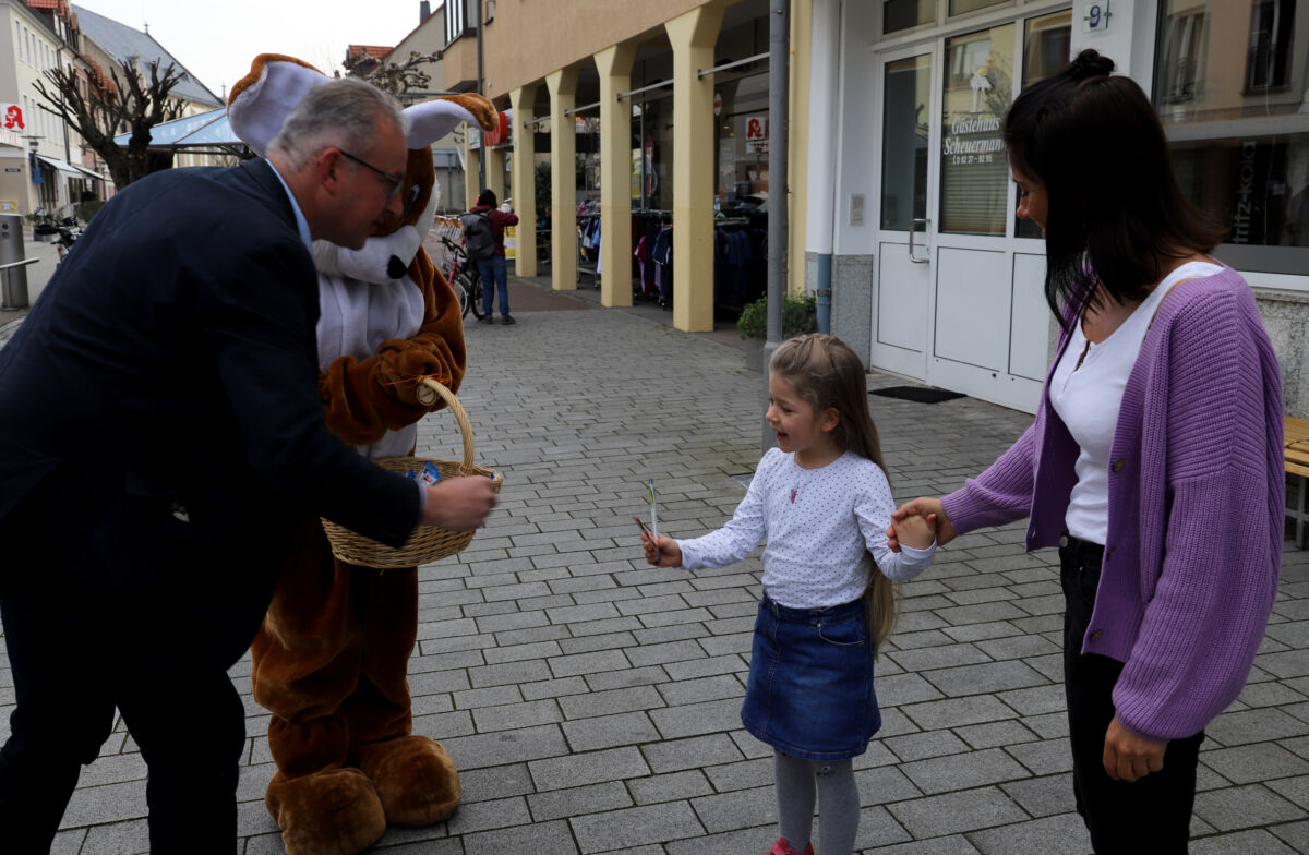 Osterhase und Bürgermeister machten gemeinsame Sache