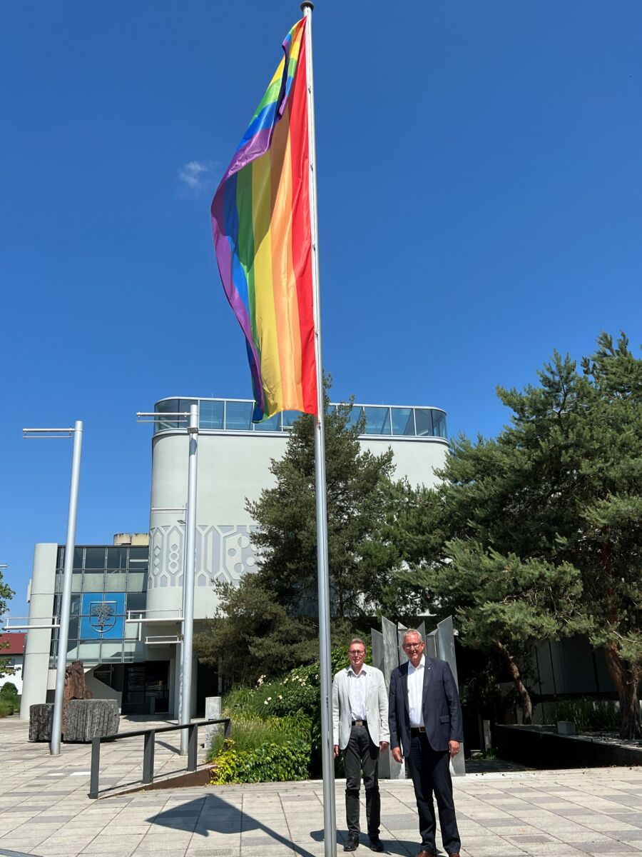 Regenbogenflagge weht vor dem Rathaus Walldorf