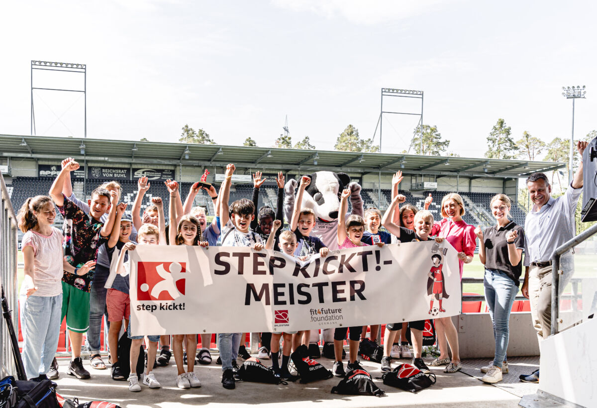 Mit „step kickt!“ 15-mal um die Welt: