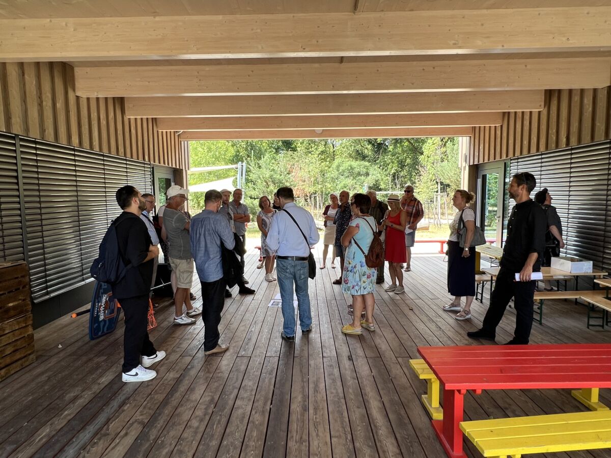 Besuchergruppe der Architektenkammer auf Besichtigungstour in Walldorf