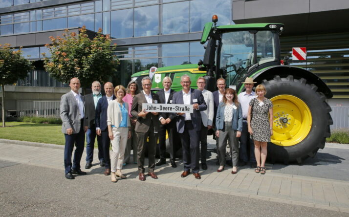 Stadtverwaltung übergibt das symbolische Straßenschild für die John-Deere-Straße