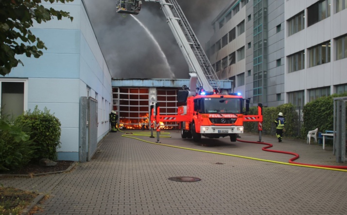 Walldorf – Großbrand in Wäscherei sorgt für stundenlangen Feuerwehreinsatz