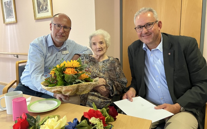 Bürgermeister Matthias Renschler gratulierte im Astor-Stift Käte Veit zum 100. Geburtstag