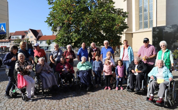 Laufender Seniorenbus machte Station bei der Scheune Hillesheim