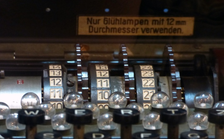 Die Enigma-Maschine: Eine Meisterleistung der Verschlüsselungstechnologie